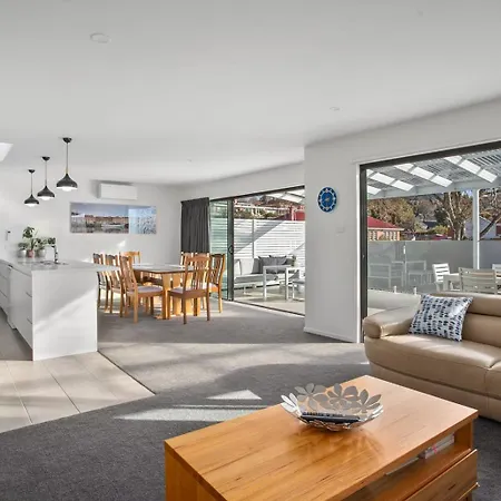 Lord Street Villa - Spacious Comfort & River Views Hobart Exterior photo